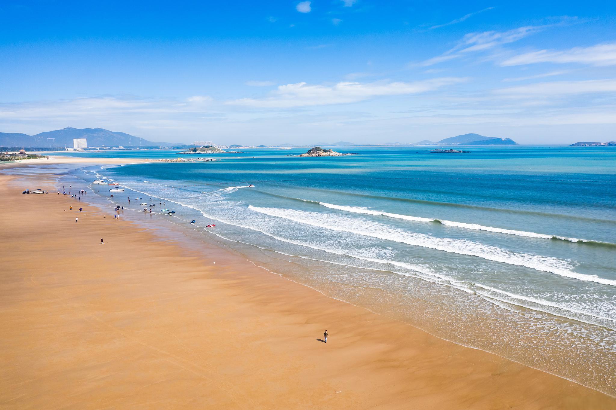 巽寮湾旅游攻略 巽寮湾,位于惠州惠东,是粤东最干净的海滩之一,被深圳