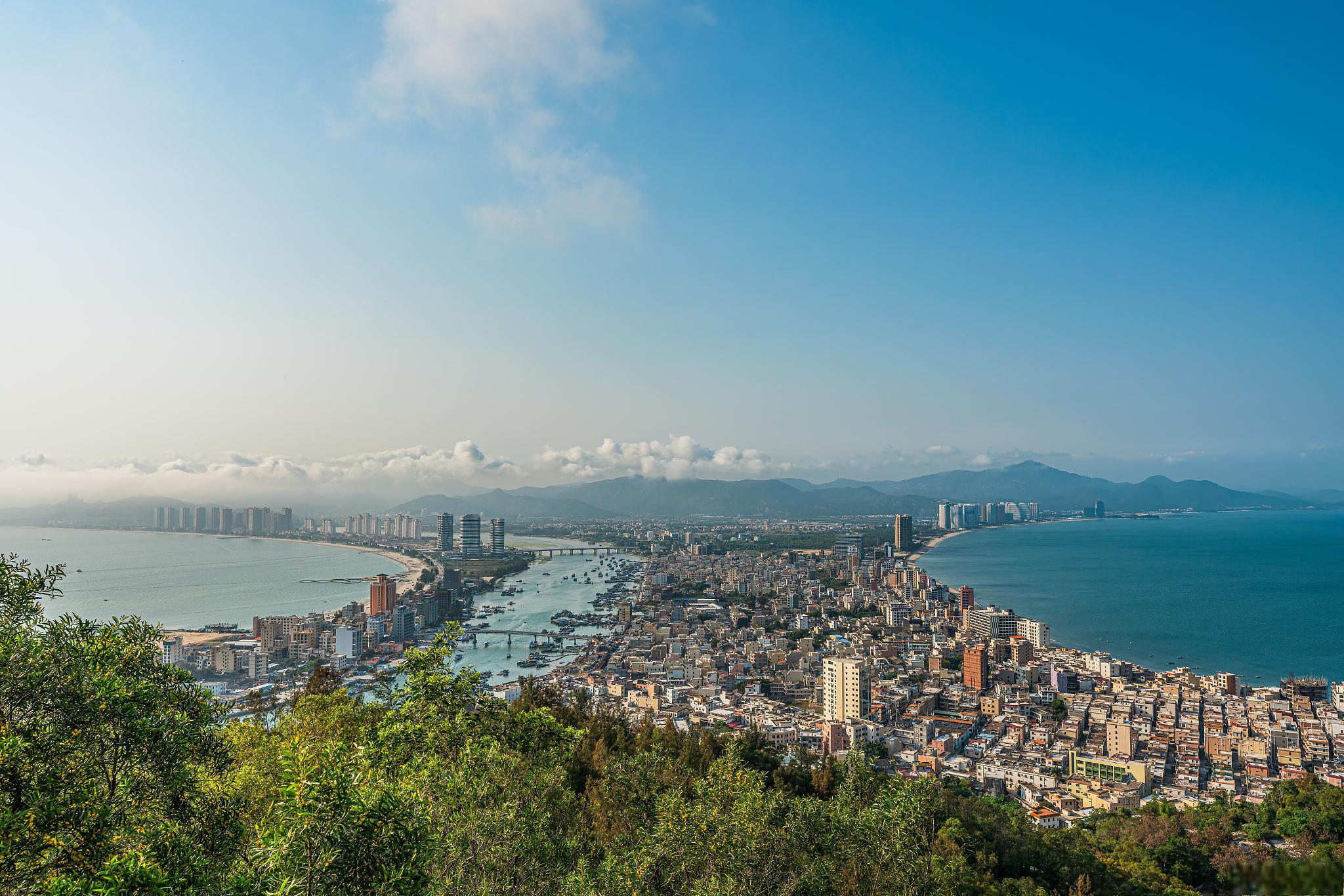 巽寮湾旅游攻略 巽寮湾,位于惠州惠东,是粤东最干净的海滩之一,被深圳