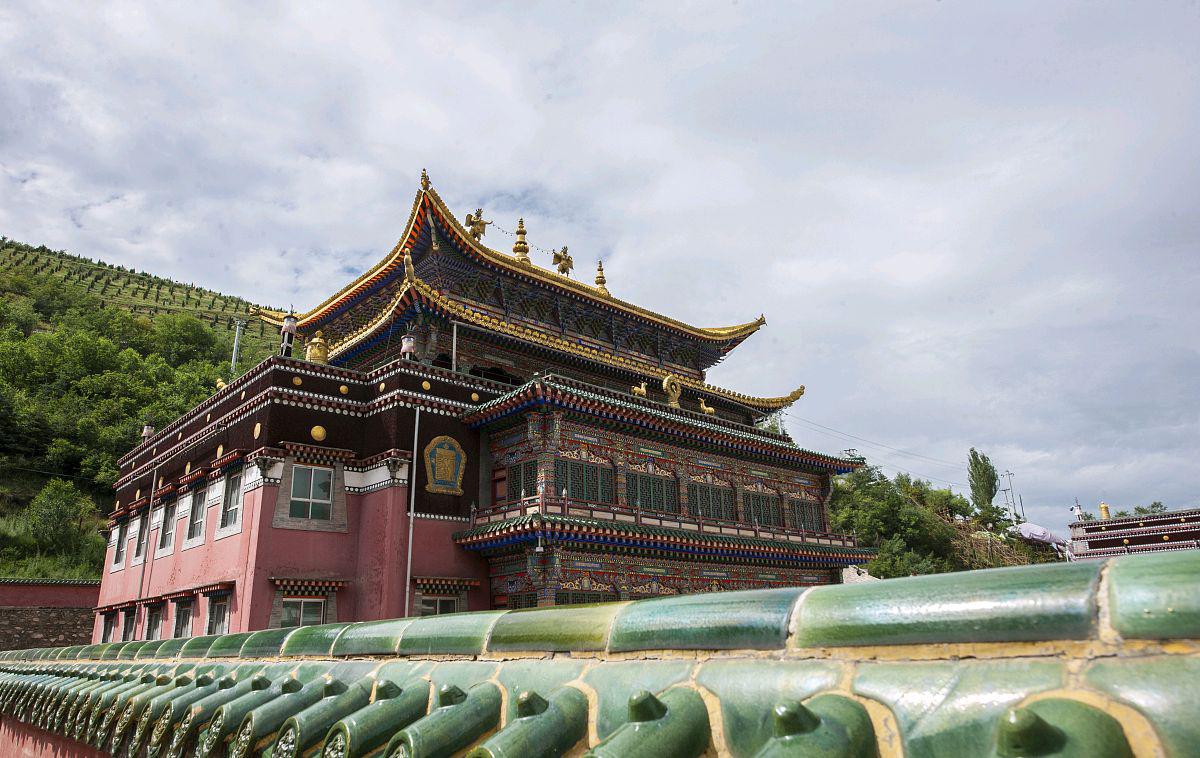 藏传佛教文化和艺术的瑰宝 塔尔寺是中国藏传佛教的重要圣地,位于青海