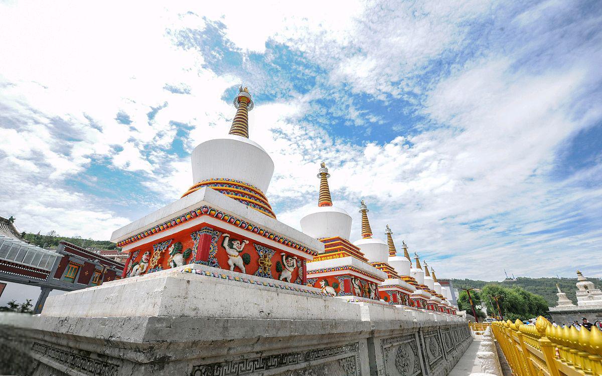 藏传佛教文化和艺术的瑰宝 塔尔寺是中国藏传佛教的重要圣地,位于青海