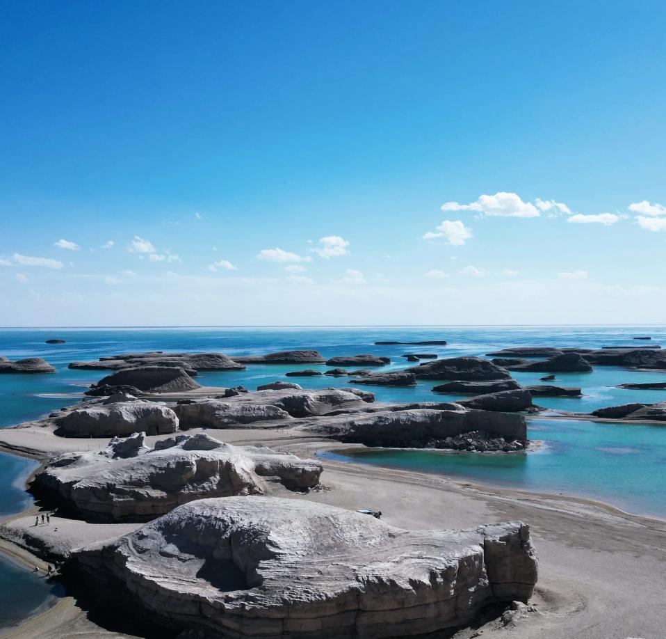 荒漠中的奇特地质景观和旅游胜地 水上雅丹,这个位于青海省海西州