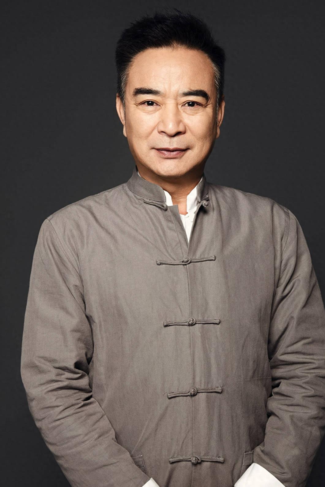 岳跃利与年轻网红合影引争议 岳跃利与年轻网红合影引发争议,许多人