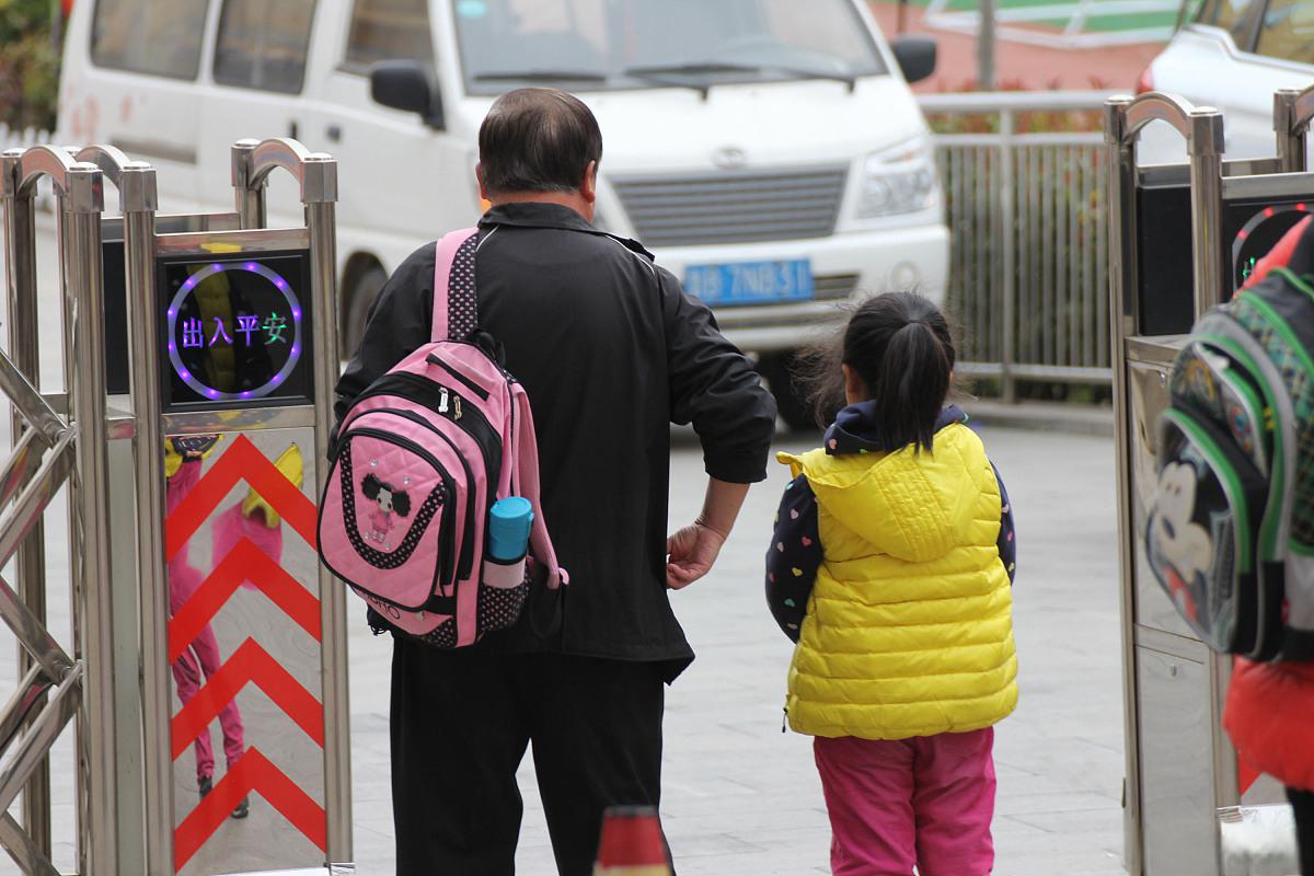 让爸爸接女儿放学,也是一种幸福 女人应该接孩子放学,这或许是一个被