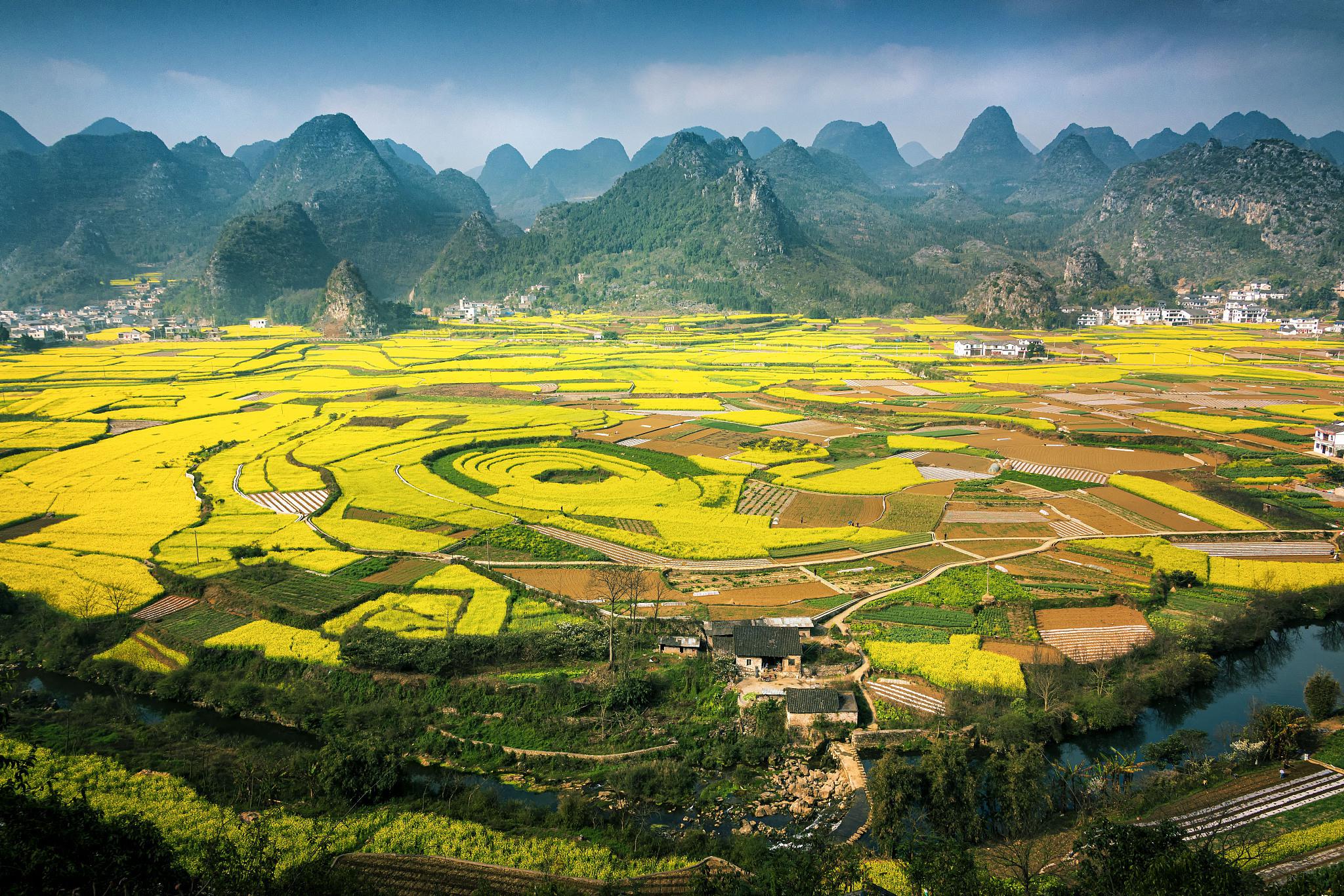 万峰林景区,贵州最美的喀斯特峰林之一 万峰林景区位于贵州省兴义市东