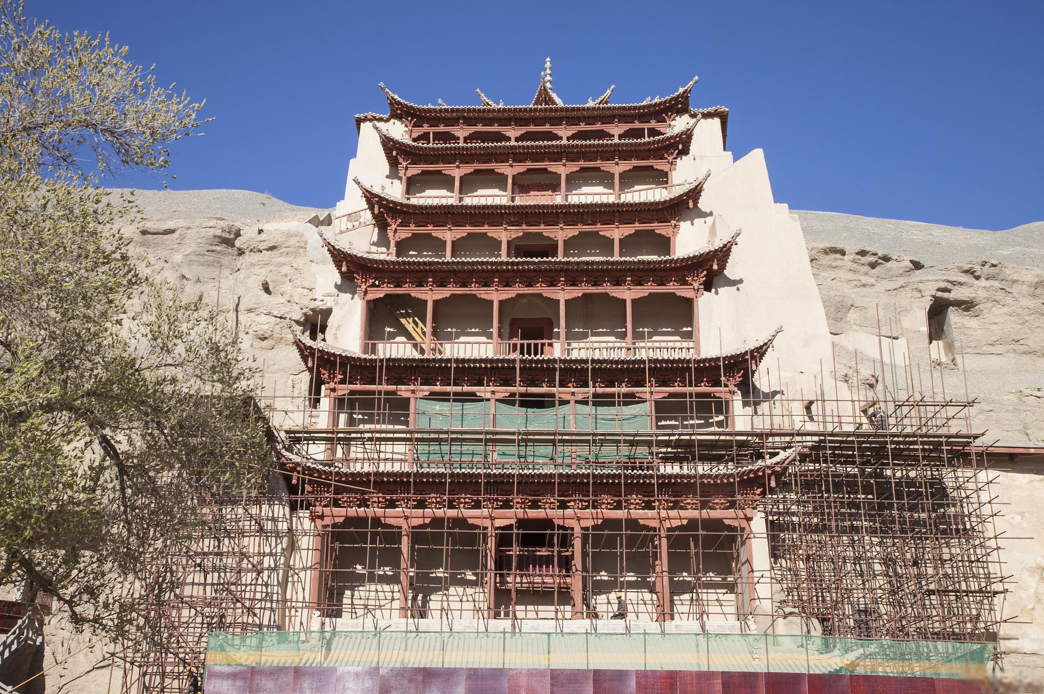 在前往莫高窟之前,可以先通过观看敦煌研究院的《云游莫高窟》的短