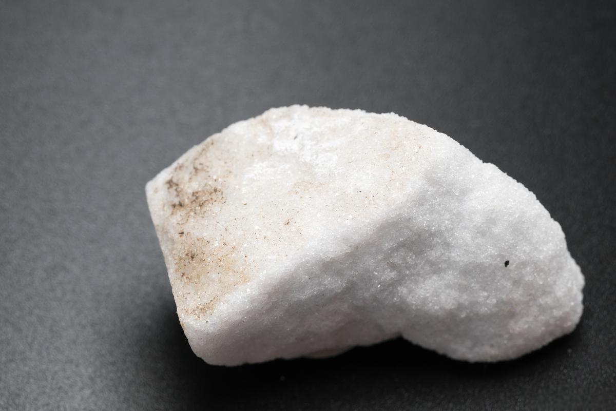 汉白玉进口详解 汉白玉是一种珍贵的玉石,被广泛用于各种建筑和艺术品