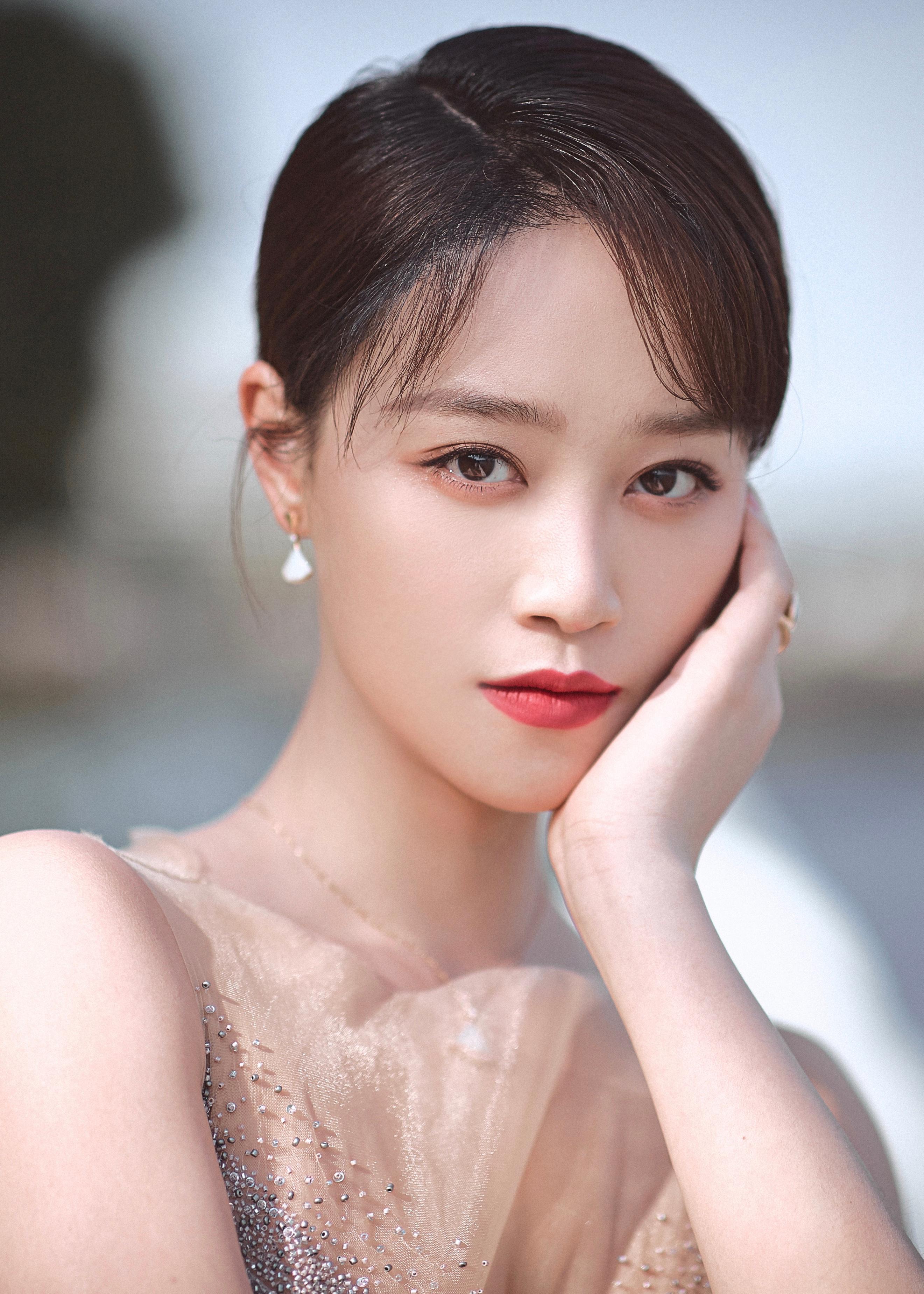 她的职场表现可圈可点,不仅是一位优秀的演员,更是一位有着强烈事业心