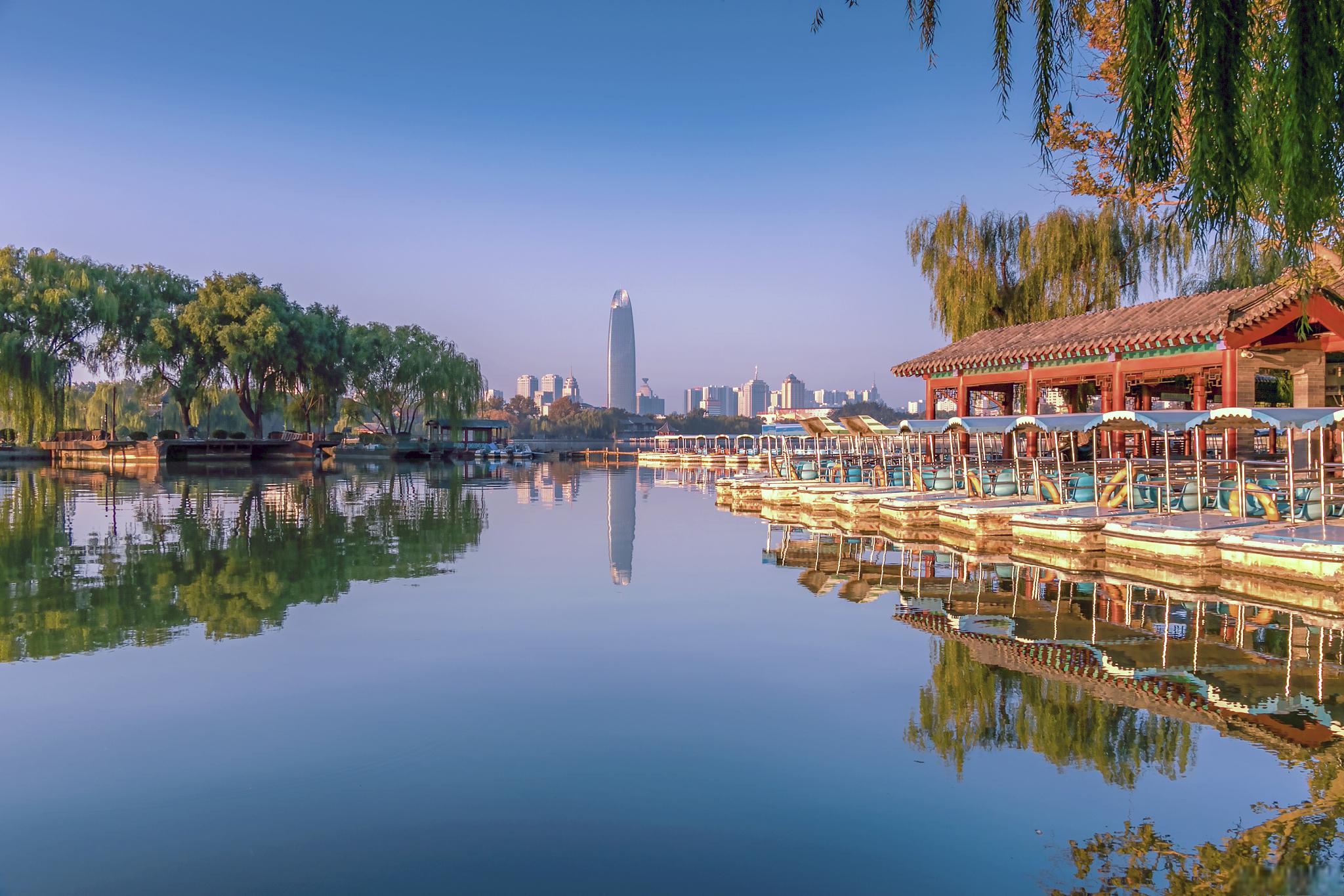 大明湖,济南的骄傲 大明湖,作为济南市的地标之一,是中国历史上著名的