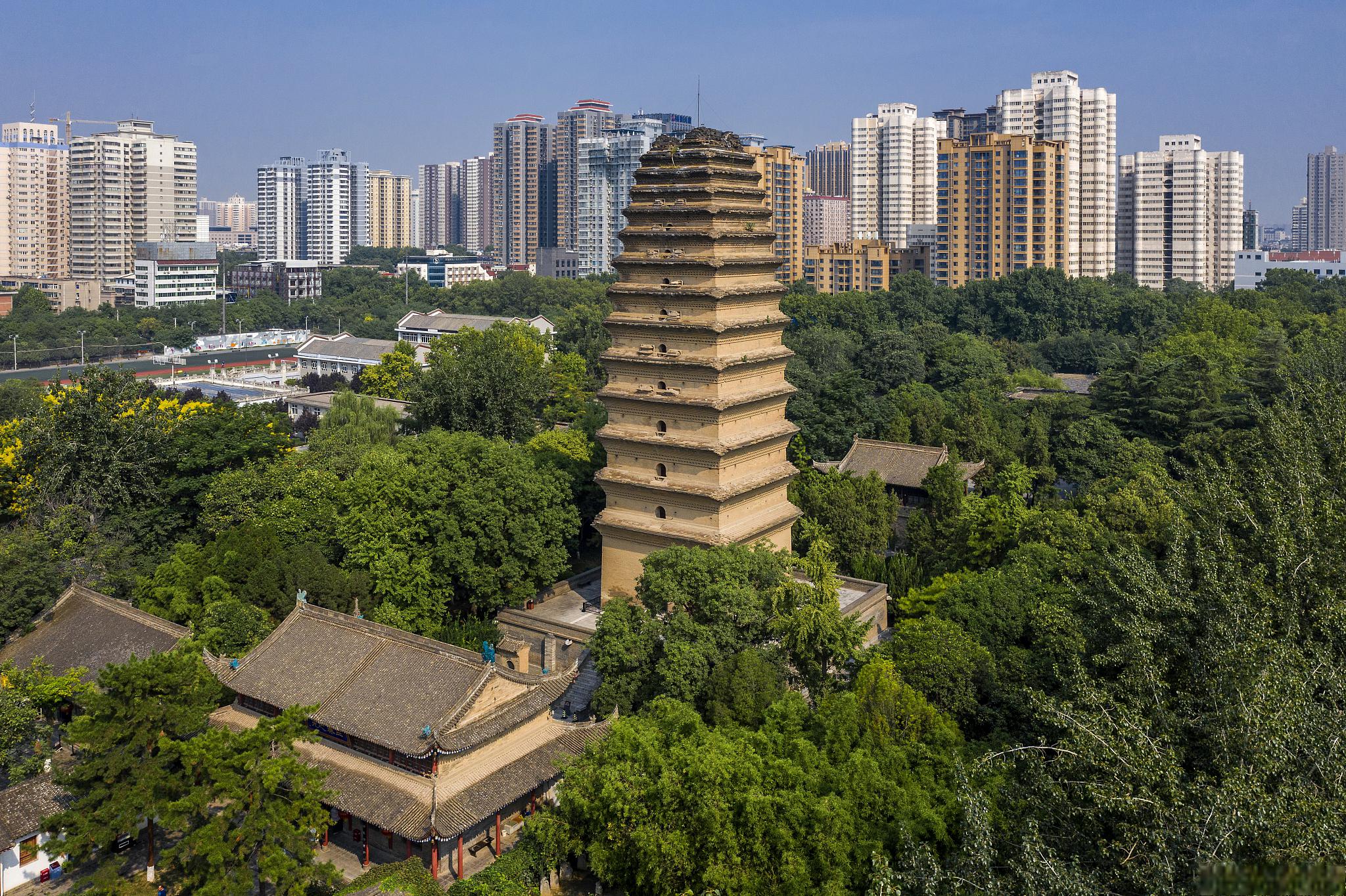 在甘肃省兰州市的北部,有一座名叫白塔山的公园,它以其独特的自然风光