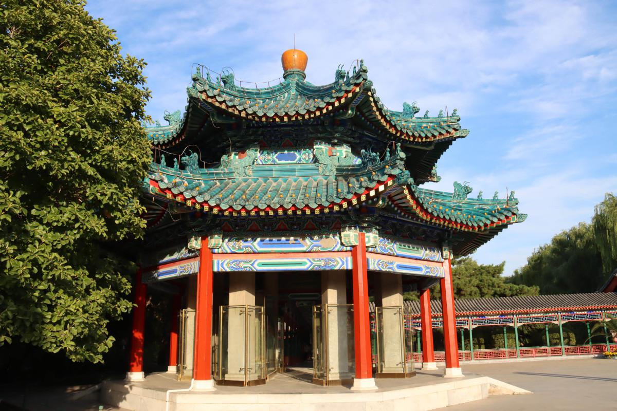 北京中山公园景点介绍 北京中山公园位于北京市中心,是一座历史悠久