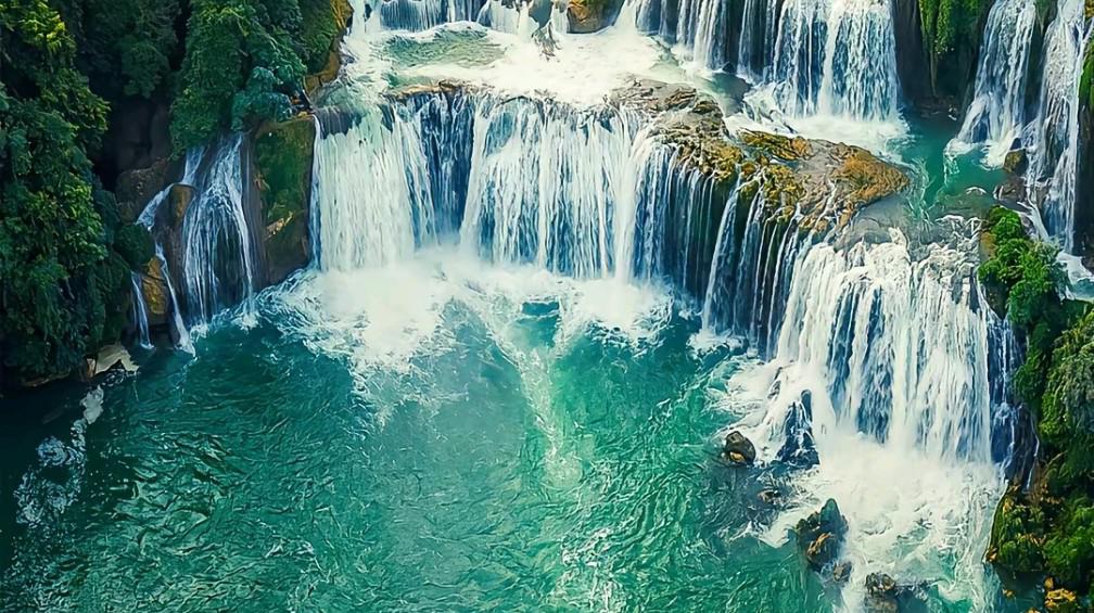 高山瀑布美景 在这座高山的顶端,一股磅礴的水流从悬崖上飞流直下