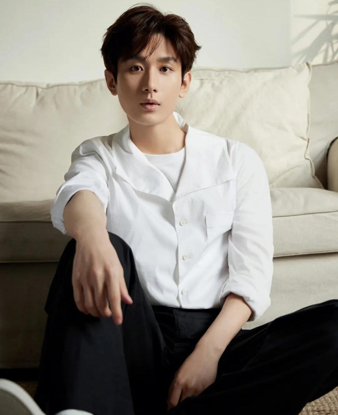 成毅:从话唠到沉稳 成毅是一个勤勤恳恳的演员,磨炼演技,说话做事情都