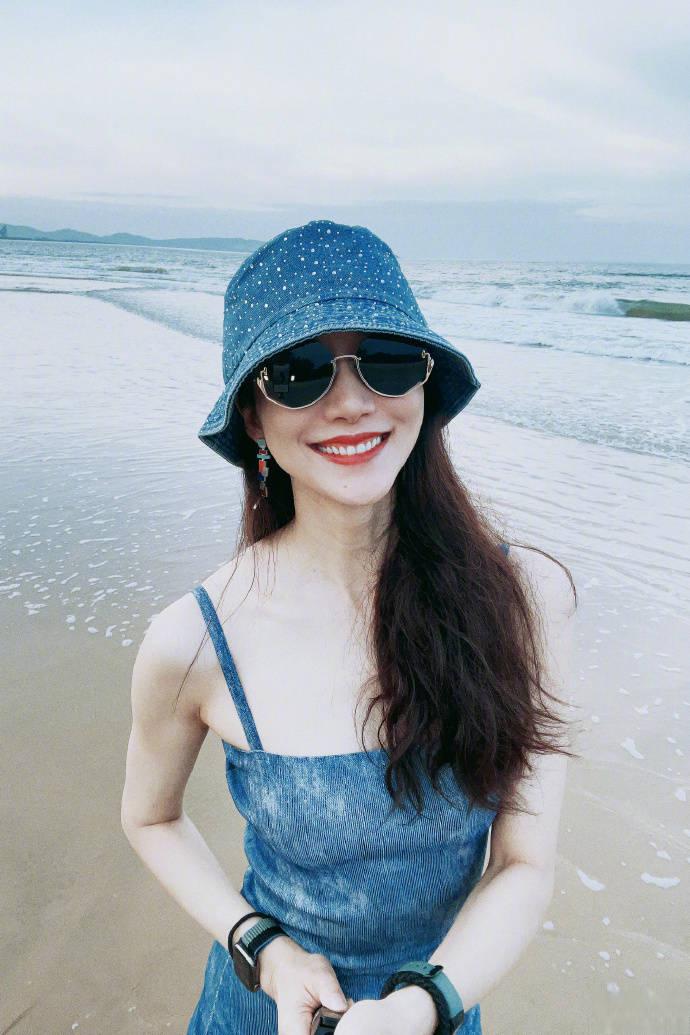 韩雪分享海边美照,身姿曼妙楚楚动人 韩雪在社交媒体上分享了一组在