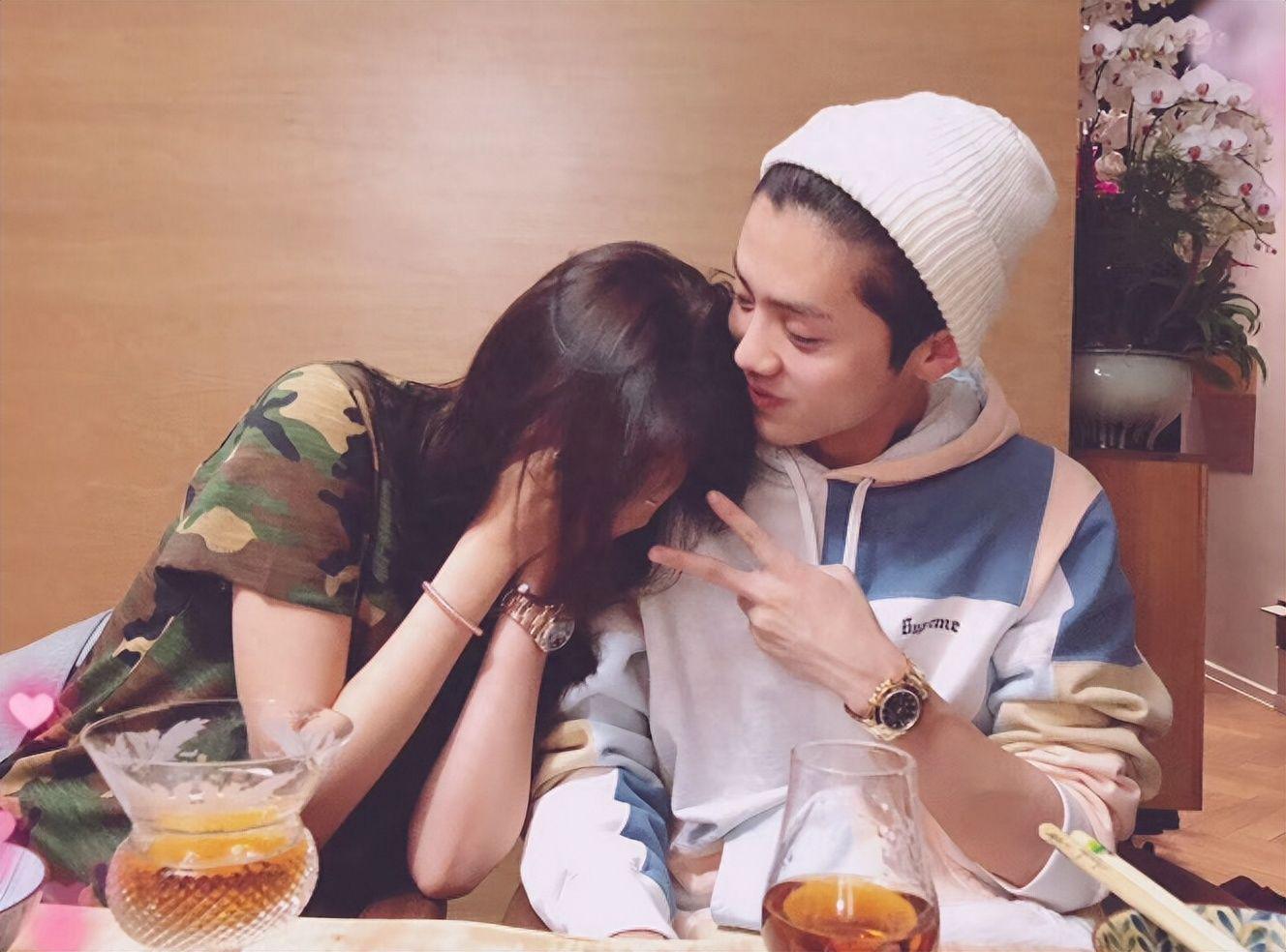 关晓彤现身日本抢镜 关晓彤与鹿晗在日本旅游,频繁亮相引发网友猜测