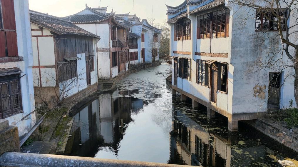 曾经的影视基地如今变成了鬼城 这座曾经的影视基地:东海影视乐园,你