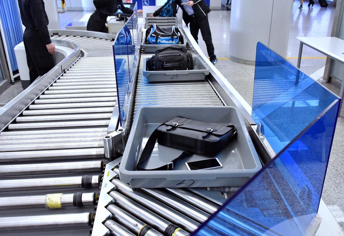 乘坐飞机时,随身携带的双肩包是否需要称重?