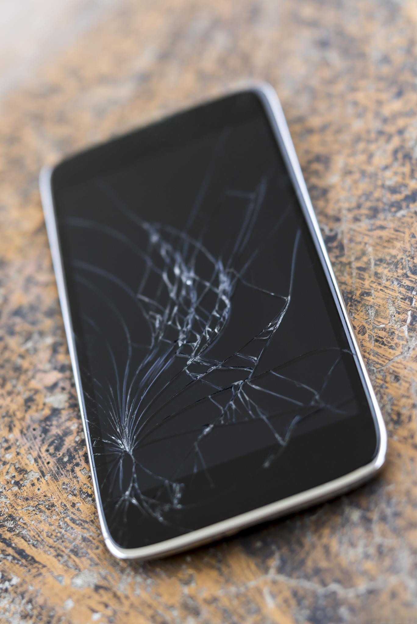手机屏幕碎了怎么办 手机屏幕碎了可以采取以下几个步骤进行补救