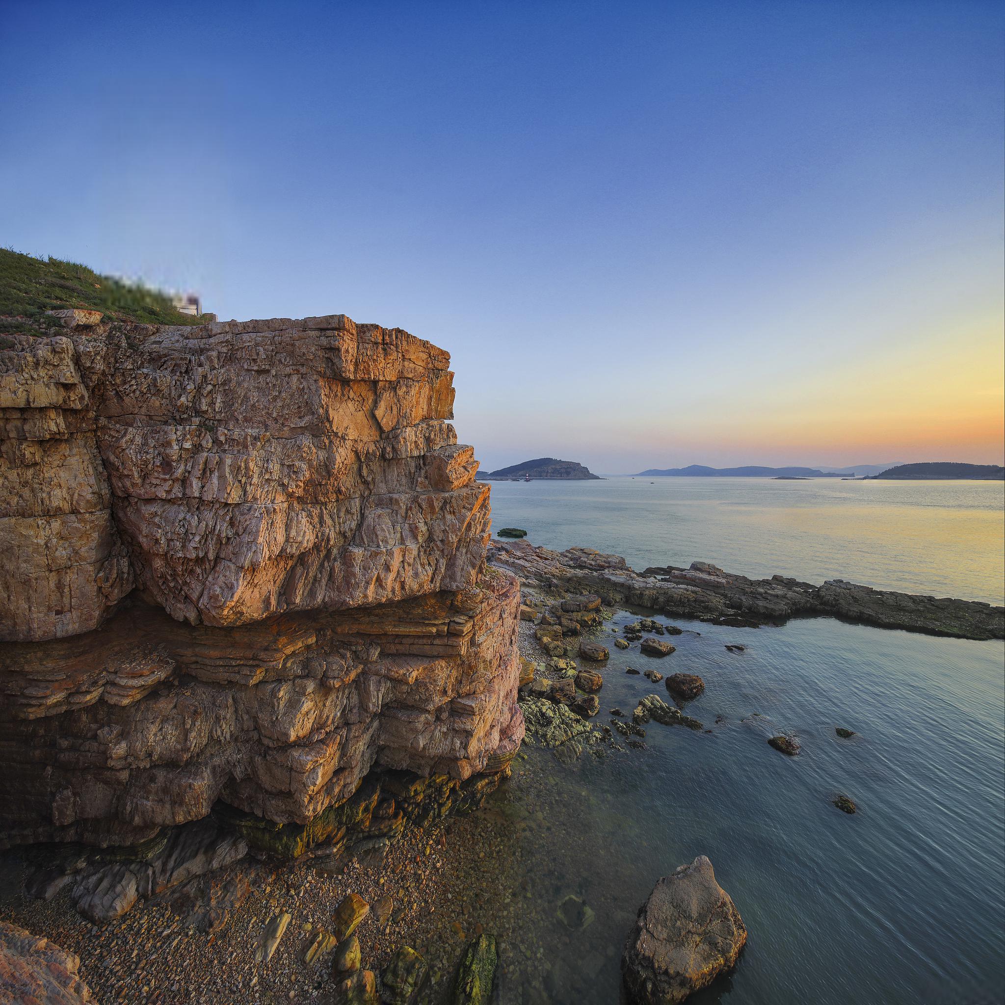 棒棰岛 棒棰岛三面环海,可以爬上山看风景,也可以在海边玩水,还可以