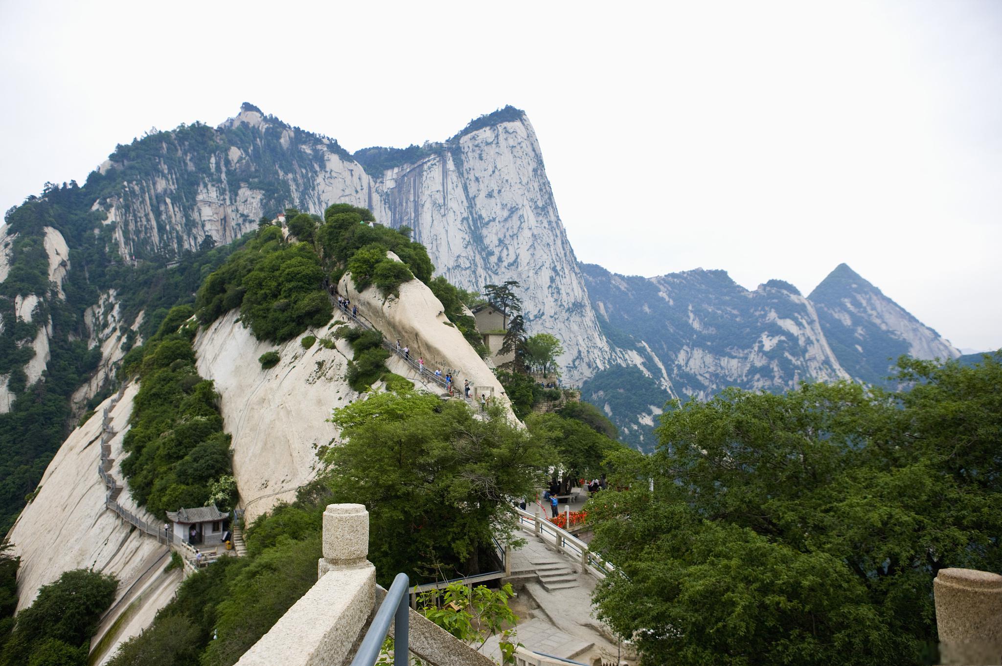 华山,中国著名的旅游胜地和历史文化名山 华山,位于中国陕西省,被誉为