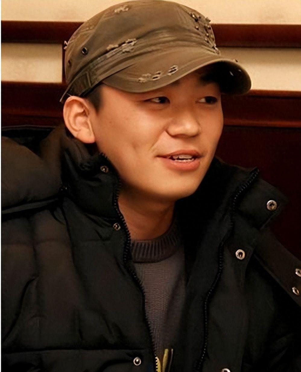 王宝强回乡看到村口牌坊,一句话让村长下不来台 王宝强回家过年的时候