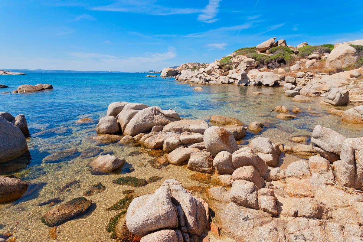 撒丁岛,一个迷人的地方 撒丁岛,是一个世外桃源般的地方,它有着迷人的