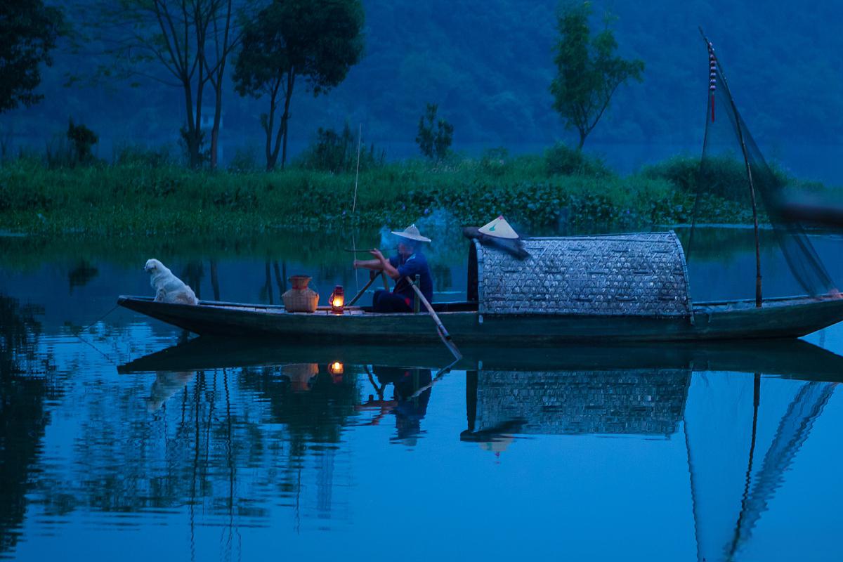 江枫渔火对愁眠 93枫叶如火 江边的枫树矗立着,枫叶如火,仿佛一把