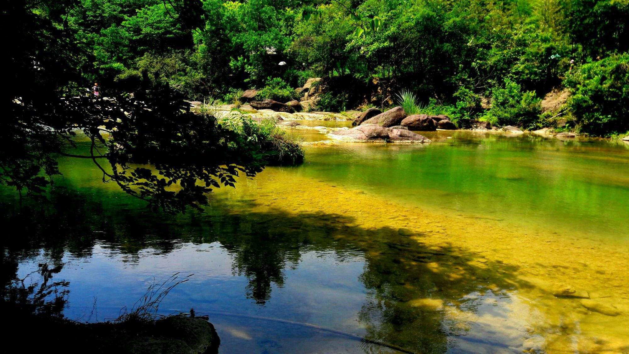 赤壁小九寨,大自然的美丽和神秘 赤壁小九寨,位于湖北省咸宁市板坑村