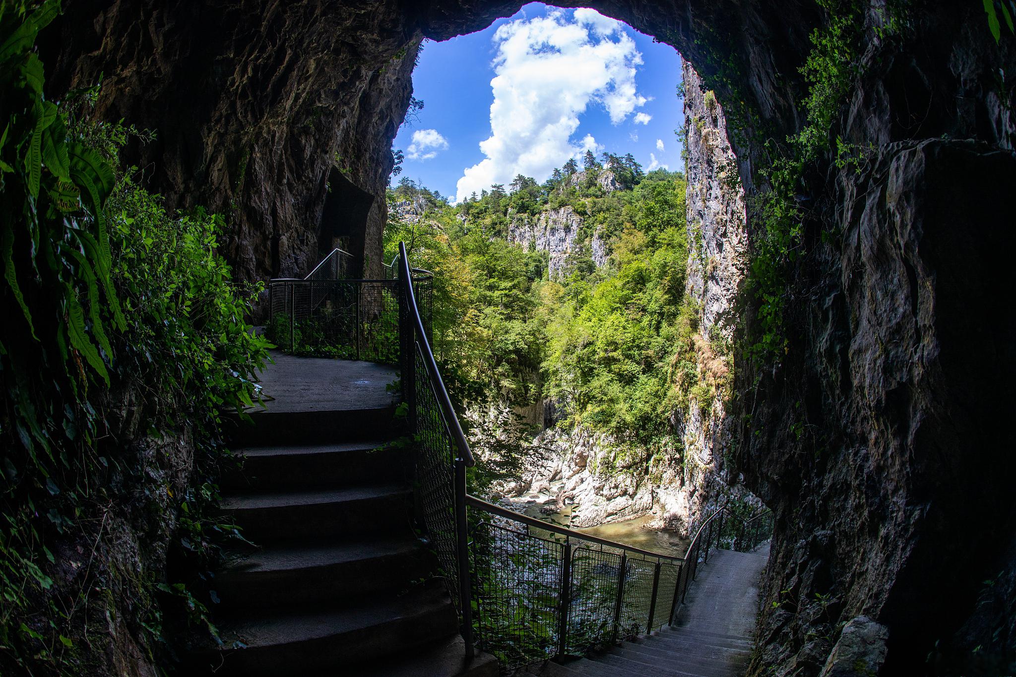 天生三桥景区——大自然的杰作 地球的奇妙之处在于,它无时无刻不在向