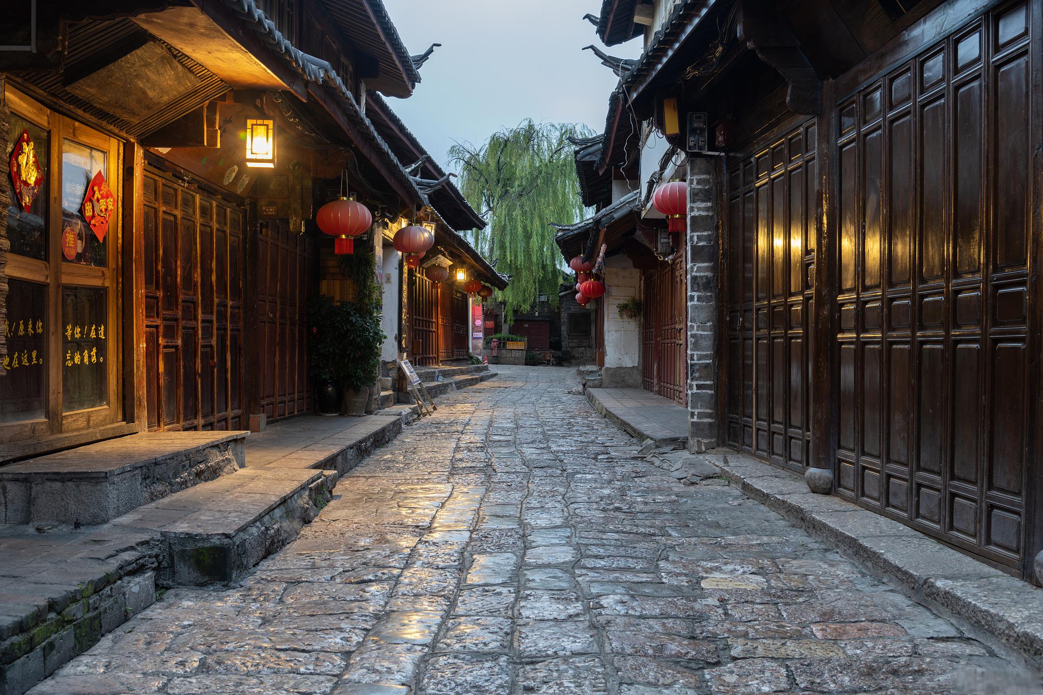 丽江古城的历史,特色及其吸引力 丽江古城是位于中国云南省丽江市的一