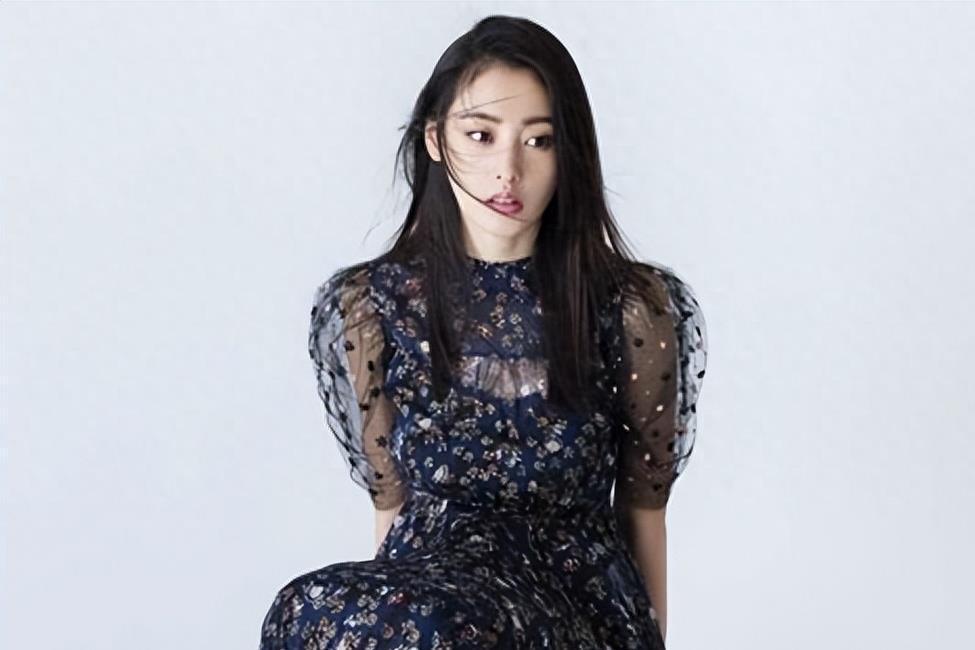 张天爱在电影《前任4》中扮演的角色小艾展现了她本身的魅力,这个