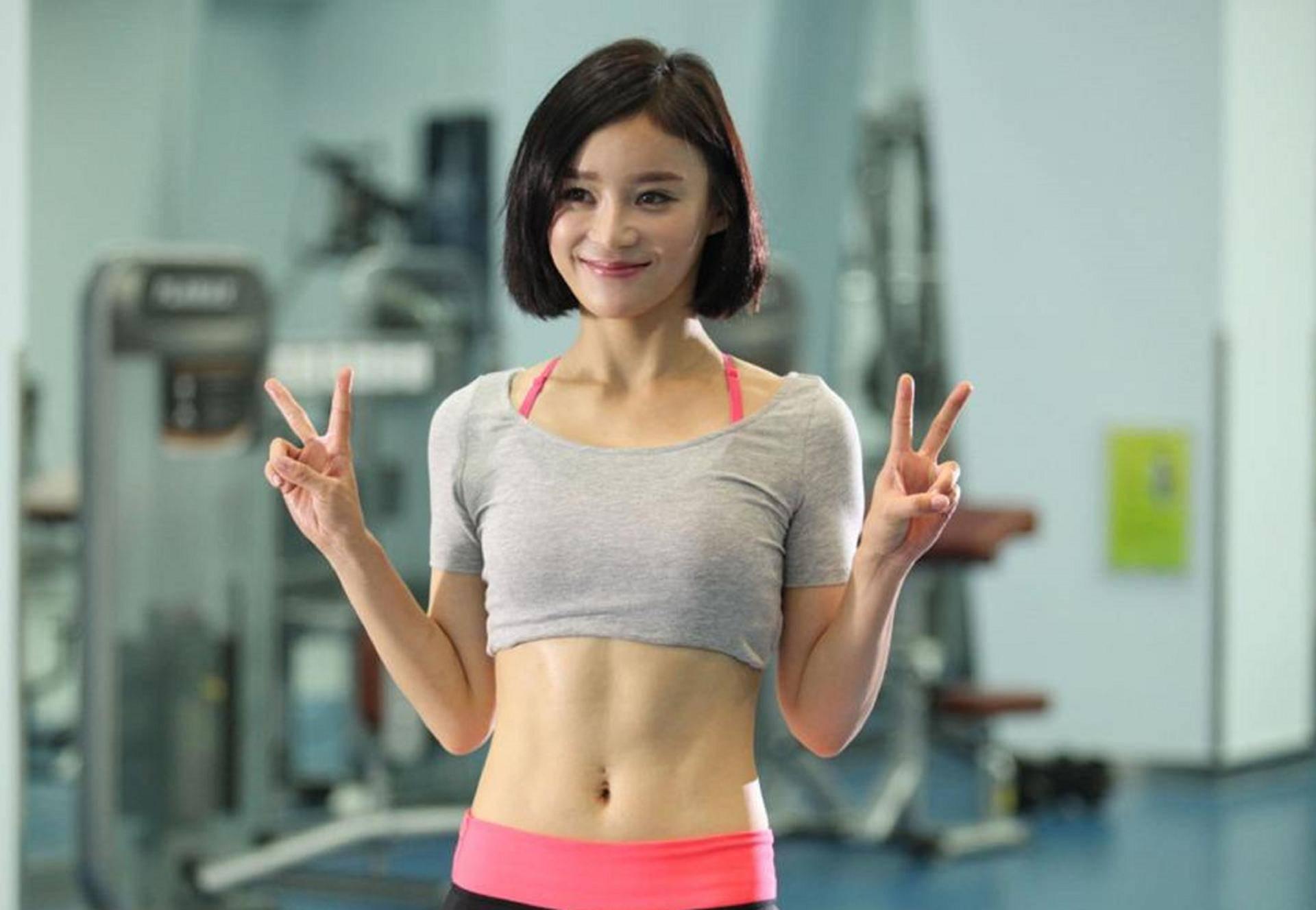 袁姗姗与男友甜蜜搂腰逛街 袁姗姗与男友甜蜜搂腰逛街的温馨画面,让人