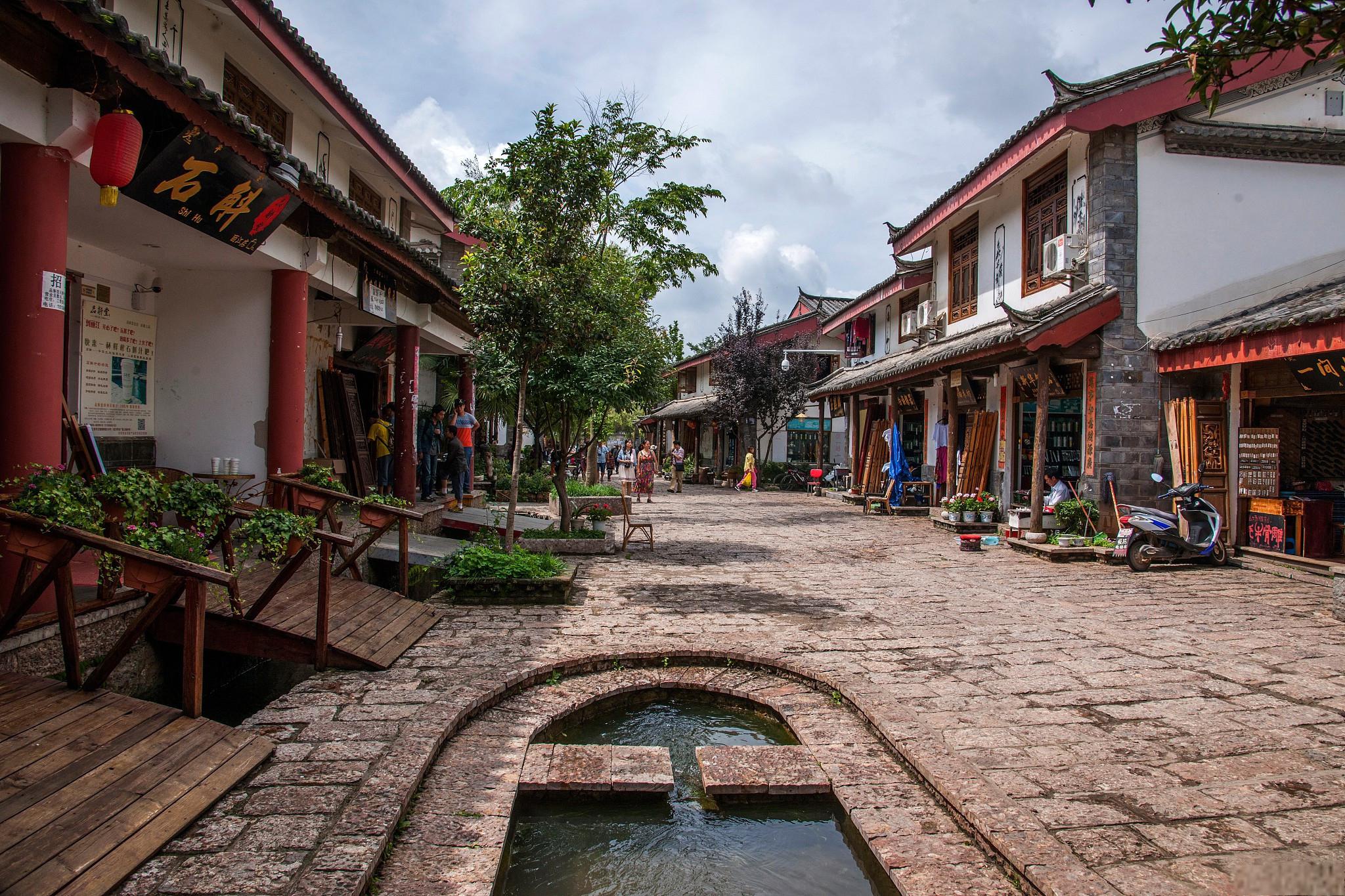 束河古镇:古镇风情与纳西族文化的瑰宝 束河古镇是纳西族先民在丽江