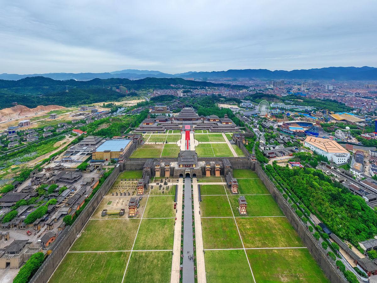 城位于中国浙江省金华市东阳市横店镇,是中国著名的影视拍摄基地和