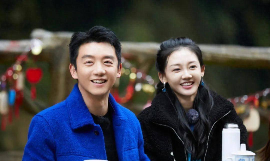 郑恺带妻儿玩电动城 郑恺和妻子苗苗一起外出玩电子游戏,携带两名孩子