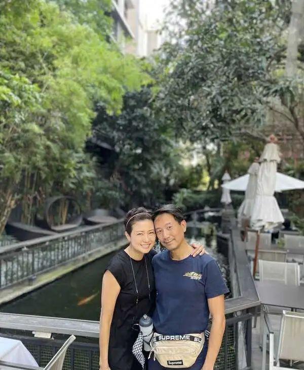 tvb前知名夫妇10岁女儿星味十足 知名港星陈国邦和罗敏庄一家三口现身