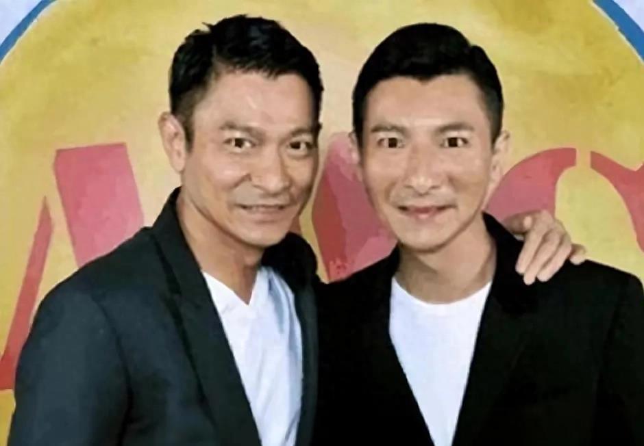 山寨刘德华:模仿到自我发展 教海哗是一个与刘德华长相相似的艺人,他