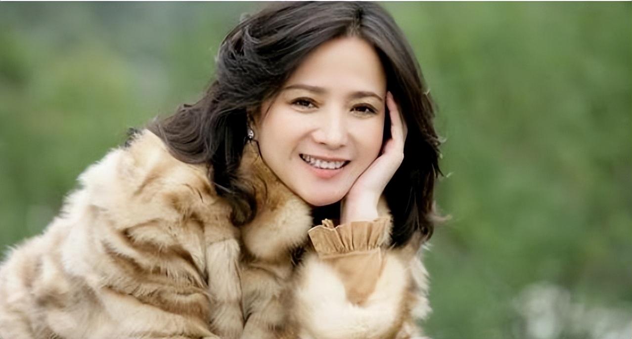 何晴:古典第一美人 何晴,因五官太美,直接在火车站被导演相中,出演