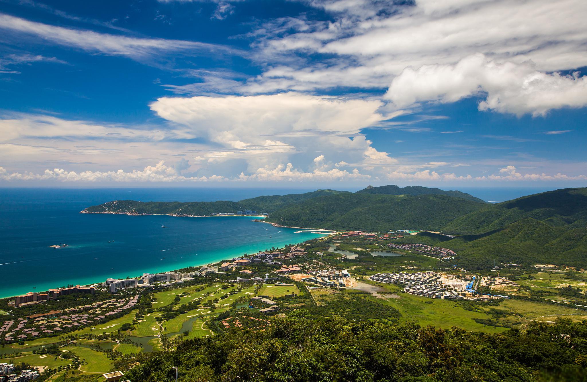 海南旅游胜地 海南,一个充满活力的旅游胜地,以其美丽的海滩,阳光明媚