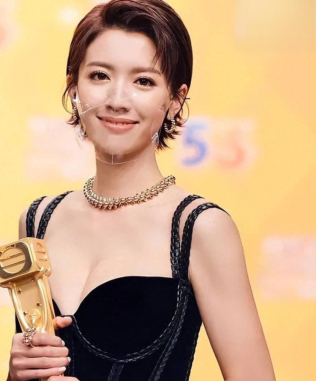 蔡思贝:绯闻女王 蔡思贝出道10年,绯闻缠身,被称为"绯闻女王"和"人肉