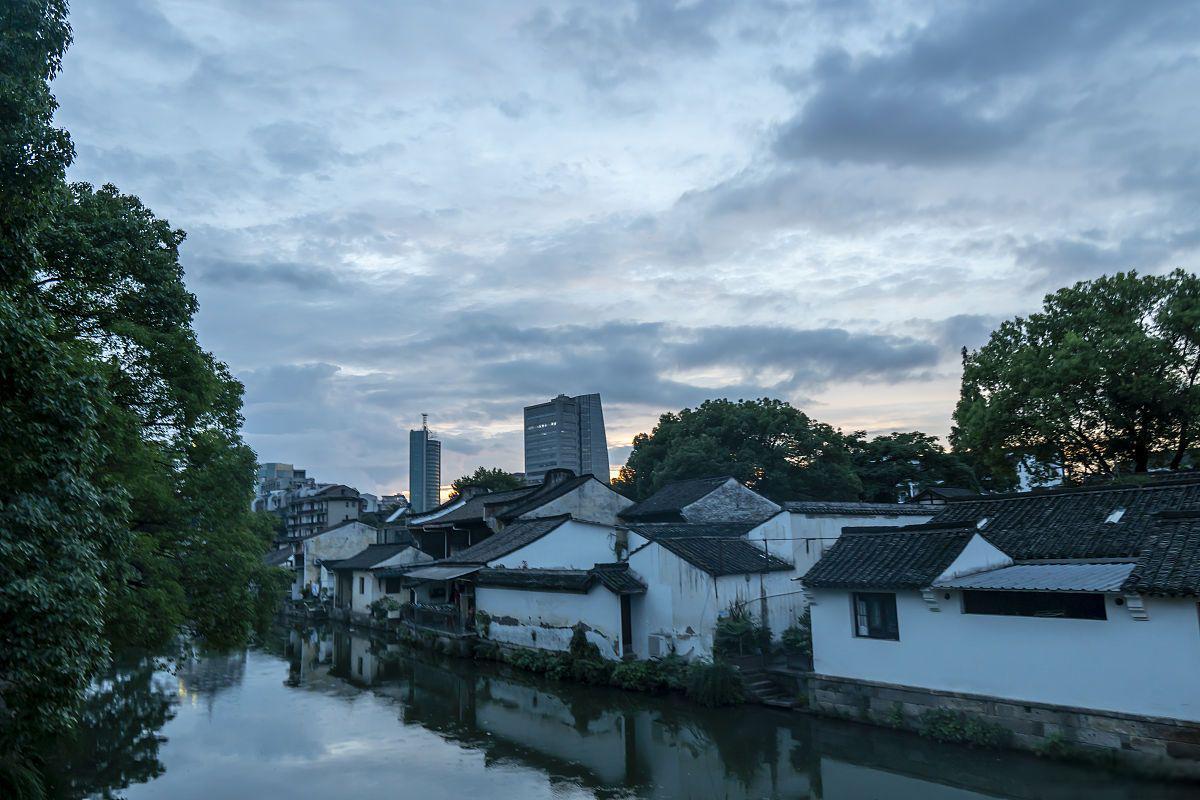 府山公园:绍兴古城的理想去处 府山公园位于绍兴市中心,背靠古运河,南