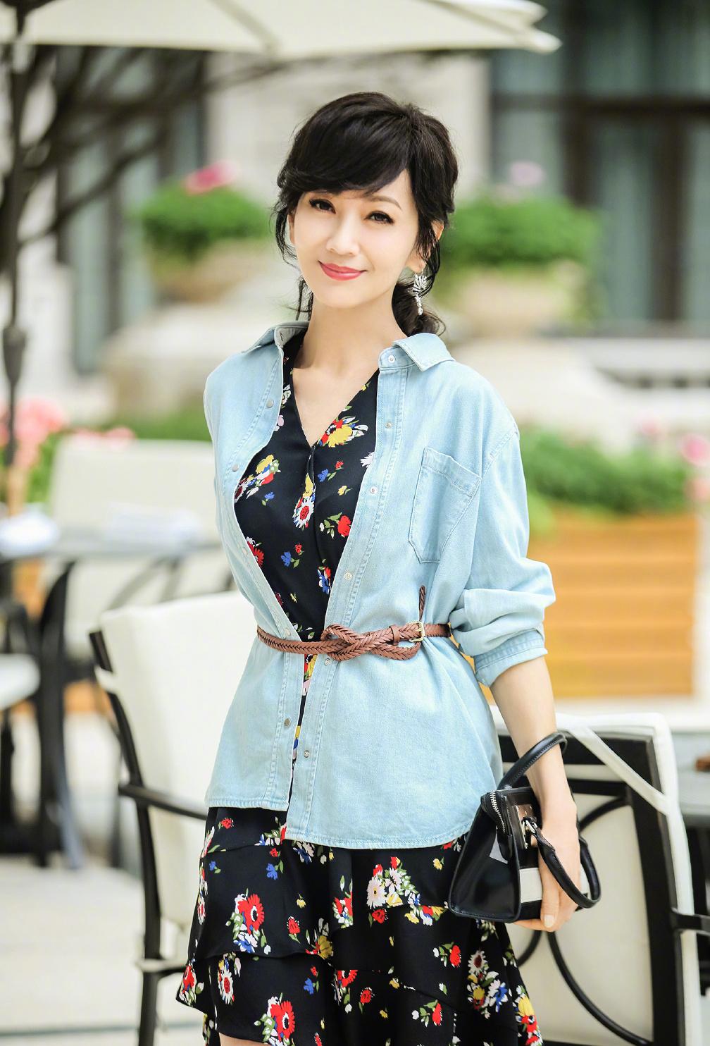 赵雅芝:香港电影的不老女神 赵雅芝是香港电影的璀璨明星,她的美丽不