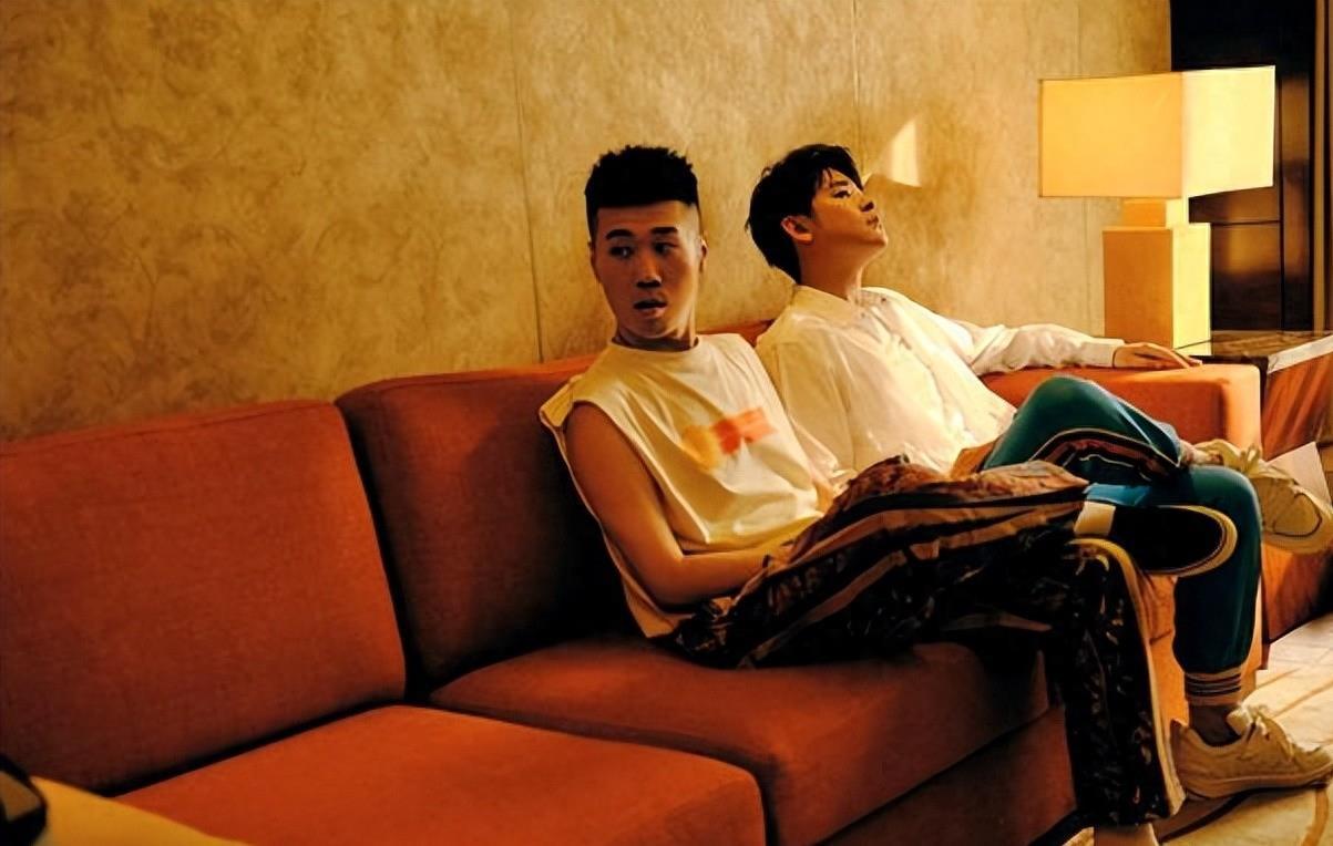 德云社张云雷深夜发文,晒合照引网友热议 德云社张云雷晒出一系列深夜