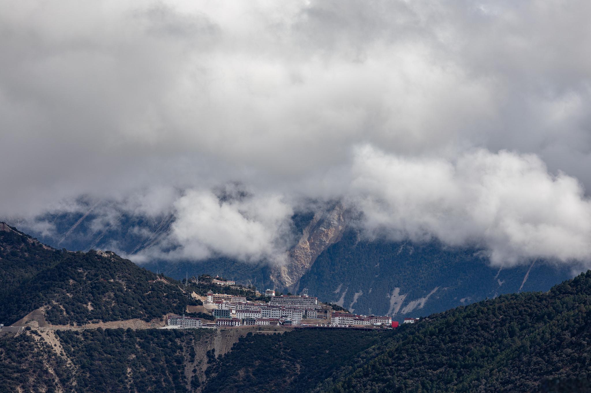 飞来寺,一座历史悠久的古刹,坐落在风景秀丽的云南省境内