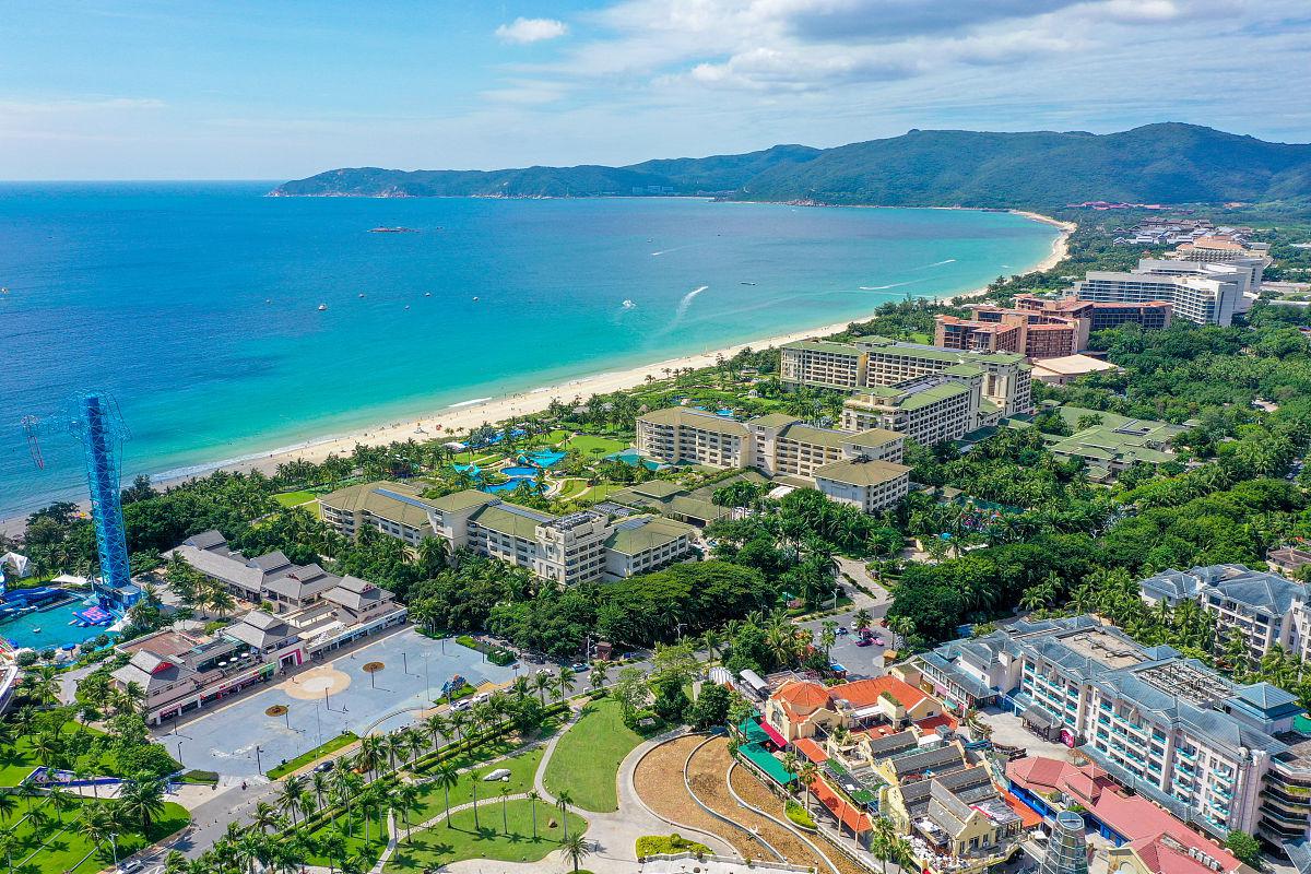 三亚亚龙湾:天下第一湾 三亚市位于中国最南端,是一个热带滨海旅游