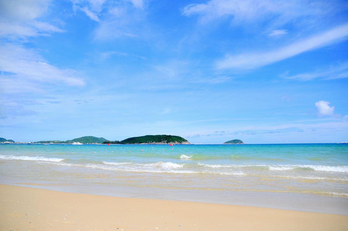 三亚亚龙湾:天下第一湾 三亚市位于中国最南端,是一个热带滨海旅游