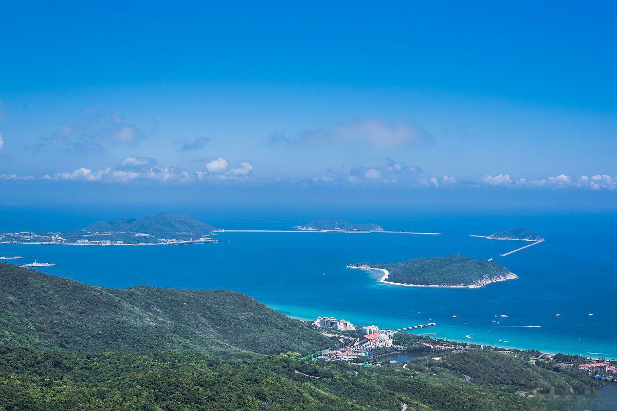 三亚亚龙湾:天下第一湾 三亚市位于中国最南端,是一个热带滨海旅游