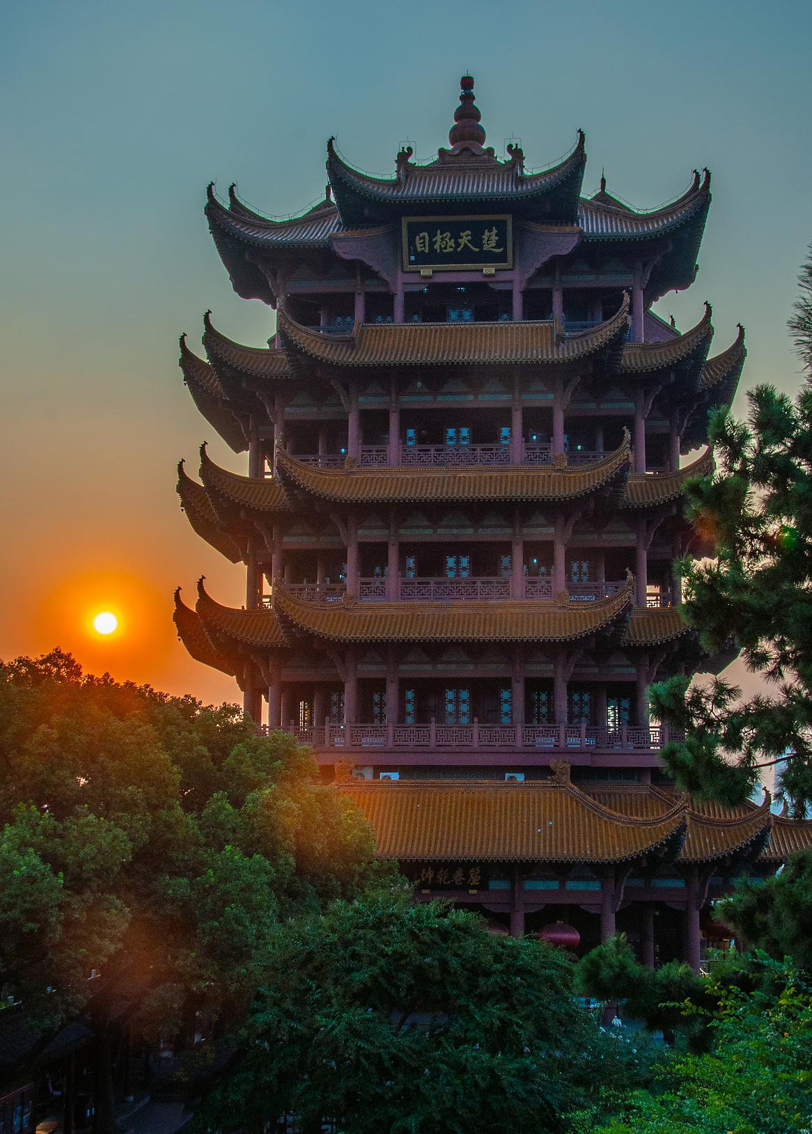 秋天的蛇山之巅——湖北古建筑的秋韵 湖北蛇山之巅的黄鹤楼,是湖北省