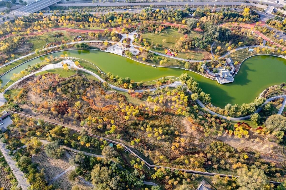 太原双塔公园,位于山西省太原市,是一个集游览,休闲,娱乐为一体的综合