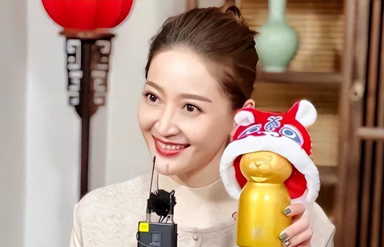 谢颖颖:低调主持人的幸福生活 谢颖颖是一位低调的美女主播,虽然没有