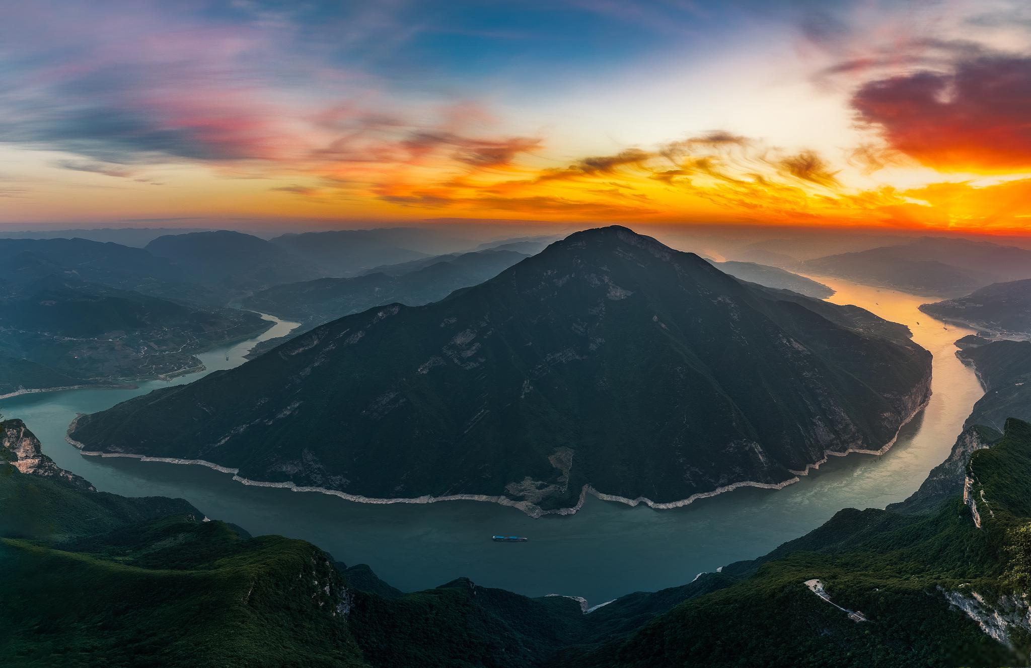 其独特的地理景观,雄奇的山水和丰富的文化遗产使其成为国际闻名的